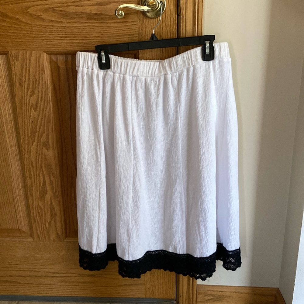 Sag Harbor PL White Flare Skirt with 3 inch black crotchet detailing
